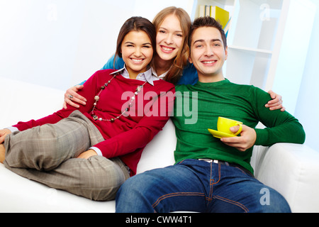 Porträt von attraktiven Freunde Blick in die Kamera beim Sitzen auf dem sofa Stockfoto