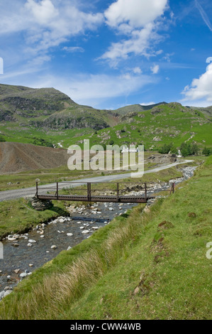 Foot Bridge über den Bach im Coppermines Valley im Sommer in der Nähe des Coniston Cumbria Lake District National Park England Großbritannien GB Großbritannien Großbritannien Stockfoto