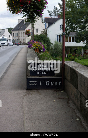 Brücke über den Fluss zu stürzen, in der Bretagne Stockfoto