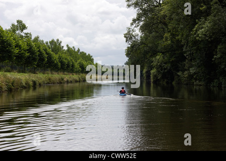 Kanufahrer auf dem Nantes-Brest-Kanal Stockfoto