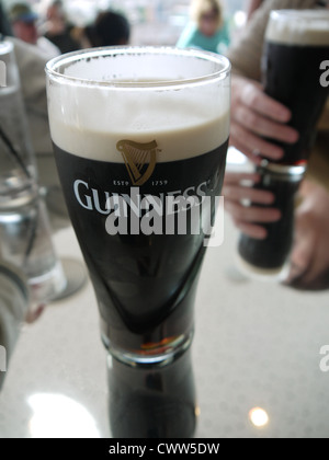 Ein Pint Guinness in der Gravity Bar, Guinness Storehouse, Dublin Stockfoto