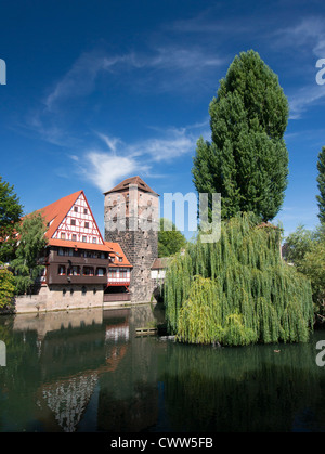 Ansicht des historischen Wine Vault oder Weinstadel, Wasserturm und Henkers Weg oder Henkersteg Ufer der Pegnitz in Nürnberg, Deutschland Stockfoto