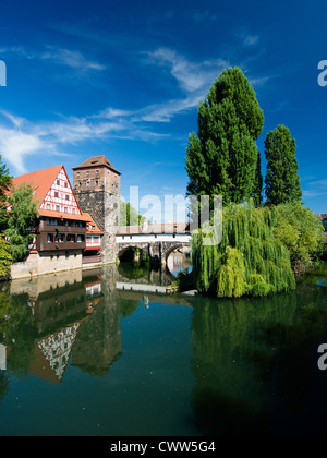 Ansicht des historischen Wine Vault oder Weinstadel, Wasserturm und Henkers Weg oder Henkersteg Ufer der Pegnitz in Nürnberg, Deutschland Stockfoto