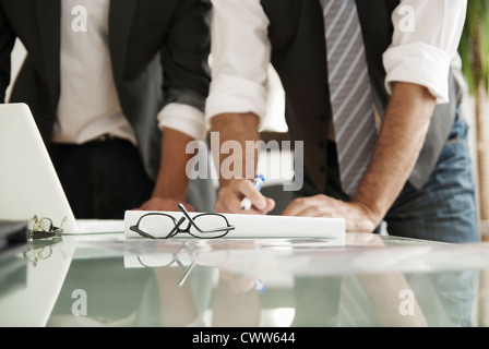 Geschäftsleute, die gemeinsam im Büro Stockfoto