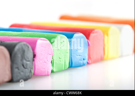 Bars von bunte Modelliermasse für Kinder zum spielen. Flachen DOF. Isoliert auf weiss Stockfoto