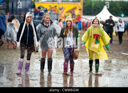 Musik-Fans trotzen Schlamm und Regen auf der Hauptbühne beim T In The Park Festival in Balado am 8. Juli 2012 in Kinross Stockfoto