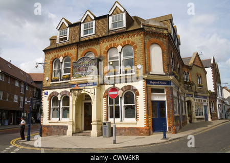 Whitstable Kent dekorative geschliffenes Glas-Fassade des Duke of Cumberland Hotel im Zentrum von South East Coast resort Stockfoto