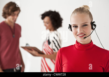 Geschäftsfrau tragen Kopfhörer im Büro Stockfoto