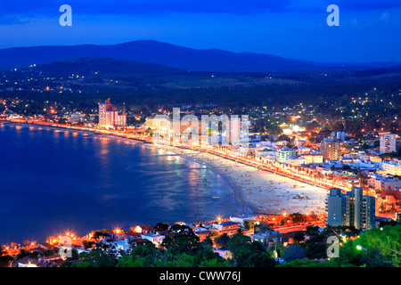 Luftbild von Piriapolis Stadt und Strand. Maldonado, Uruguay, Südamerika Stockfoto