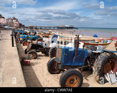 Alte Traktoren zum Schleppen der Boote aus dem Meer, Cromer, Norfolk, Großbritannien Stockfoto