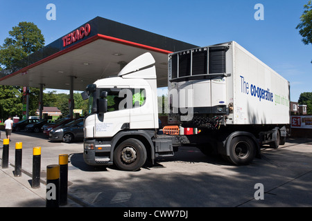 Ein Lieferwagen Lkw Essen führt eine enge Manouvere an einer Tankstelle beschäftigt. Stockfoto