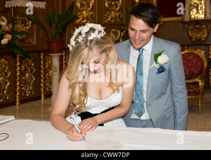 Braut und Bräutigam, die Unterzeichnung der Register in der Kirche in Spanien Stockfoto