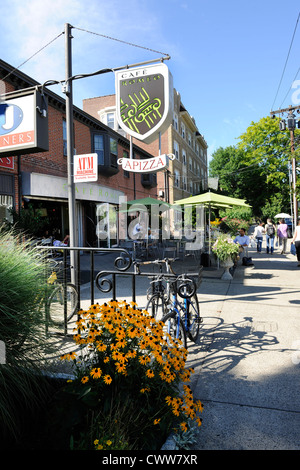 Romeo Cafe, Terrasse mit Tischen auf dem Bürgersteig. New Haven, CT. Stockfoto