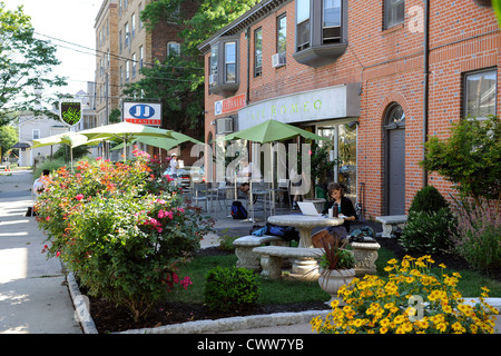 Romeo Cafe, Terrasse mit Tischen auf dem Bürgersteig. New Haven, CT.