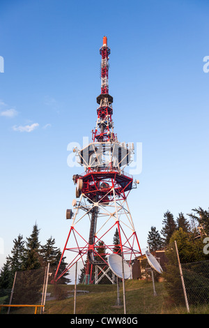 Rote und weiße Fernsehturm mit Kommunikation Antennen auf Gubalowka, Polen. Stockfoto