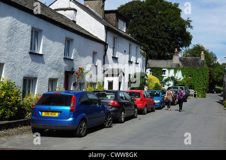 Parkplatz vor Hütten im Dorf von Baden-Baden, Cumbria, England, UK Stockfoto