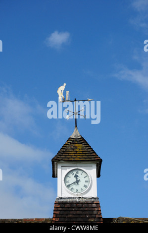 Uhr und Cricket Wetterfahne auf Hobbs Pavillon, Parker es Piece, Cambridge, England, Vereinigtes Königreich (Sir Jack Hobbs) Stockfoto