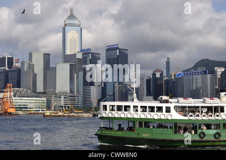 "Meridian Star" Fähre mit der Skyline von Hong Kong im Hintergrund (Hongkong, China) Stockfoto