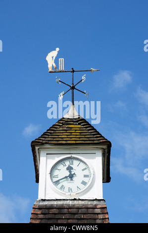 Uhr und Cricket Wetterfahne auf Hobbs Pavillon, Parker es Piece, Cambridge, England, Vereinigtes Königreich (Sir Jack Hobbs) Stockfoto