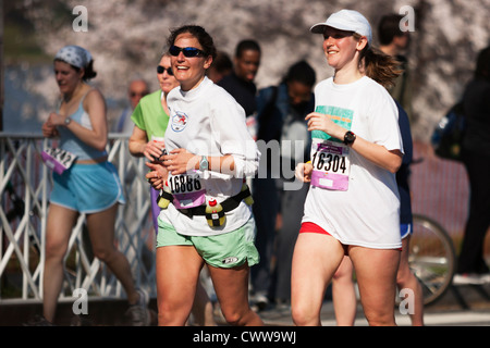 Läufer konkurrieren im jährlichen Kirschblüte 10K Rennen in Washington, DC.  Nur zur redaktionellen Verwendung.  Kommerzielle Nutzung untersagt. Stockfoto