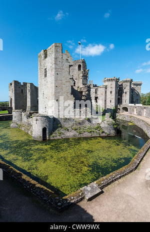 RAGLAN CASTLE MONMOUTHSHIRE WALES IM SOMMER ZEIGEN GRABEN Stockfoto