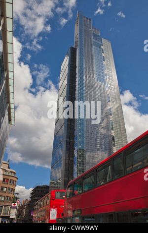 Die Heron-Tower erhebt sich über zwei roten Londoner Busse am Bishopsgate in der City of London Stockfoto