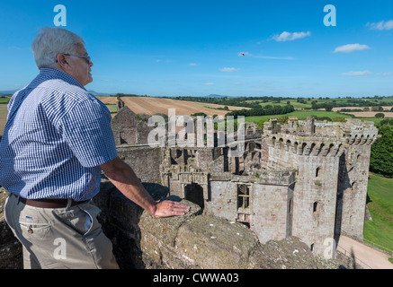 TOURISTISCHEN ON TOWER IN RAGLAN CASTLE MONMOUTHSHIRE WALES SOMMER. Stockfoto