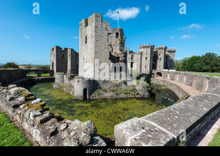 RAGLAN CASTLE MONMOUTHSHIRE WALES IM SOMMER ZEIGEN GRABEN Stockfoto