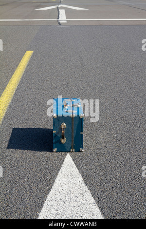 Steamer Trunk steht auf der Startrampe eines Flughafens Stockfoto