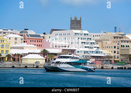 Eine Bermuda-Fähre Fahrt vorbei an der Innenstadt Uferpromenade von Hamilton, Bermuda. Stockfoto