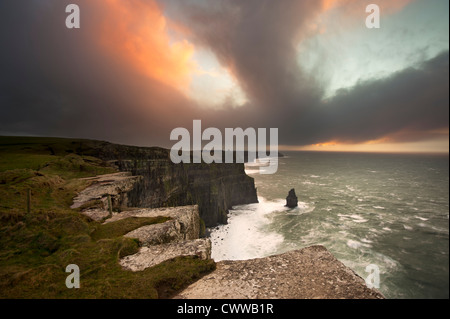 Bunte Wolken über Steilküsten Stockfoto