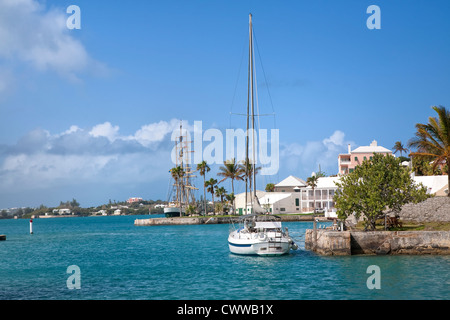 Segelschiffe entlang der Uferpromenade der Stadt St. George's, Bermuda. Stockfoto