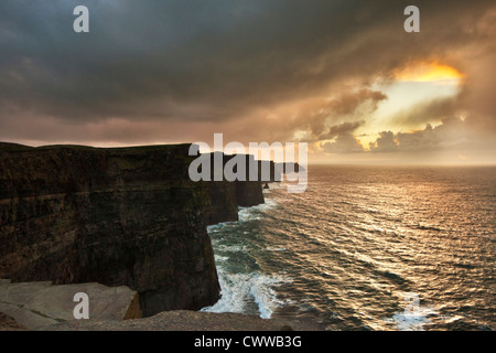 Bunte Wolken über Steilküsten Stockfoto