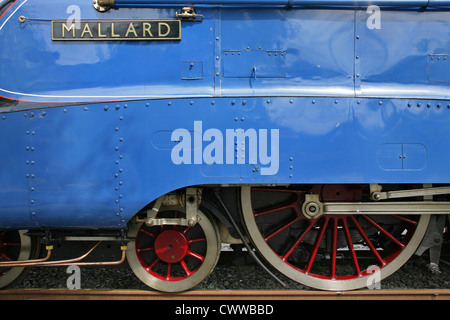 Antriebsräder und Namensschild rekordverdächtige erhaltenen LNER Class A4 Dampf Dampflok 4468 "Mallard". Stockfoto