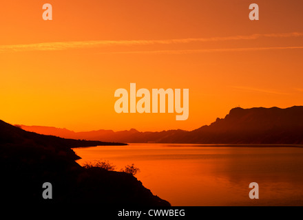 Sonnenaufgang über dem Lake Havasu südlich von Lake Havasu City auf dem Colorado River, Western Arizona. Stockfoto