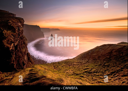 Wellen an der felsigen Strand Stockfoto