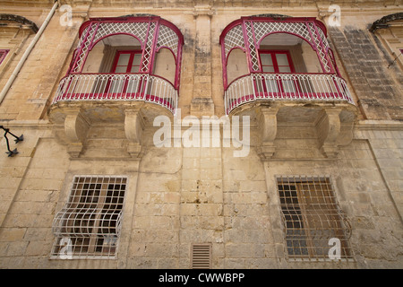 Maltesische Architektur, die auf den Straßen der Insel Malta, Mittelmeer Stockfoto