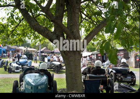 Wettbewerber in ihren Oldtimer bereit, den Hügel in Prescott, Gloucestershire, England, UK zu gehen. Stockfoto