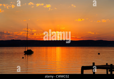 Sonnenuntergang über noch ländliche See Stockfoto