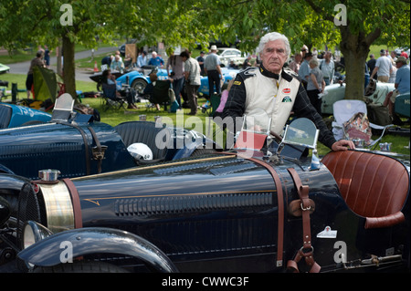 Mann stand neben seinem Vintage Bugatti Rennwagen in Prescott, Gloucestershire, England, UK. Stockfoto