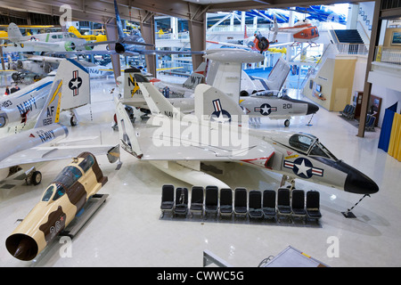 Vielzahl von Navy Jets und andere Flugzeuge auf dem Display am National Museum of Naval Aviation in Pensacola, FL Stockfoto