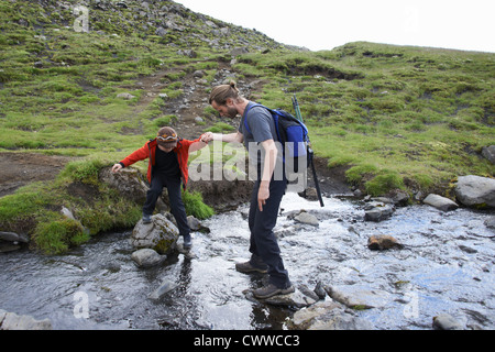 Vater und Tochter Kreuzung stream Stockfoto