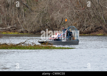 Mann unter Familie auf eine Fahrt mit dem Luftkissenboot im Withlacoochee River in der Nähe von Inverness in Zentral-Florida Stockfoto