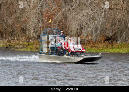 Mann unter Familie auf eine Fahrt mit dem Luftkissenboot im Withlacoochee River in der Nähe von Inverness in Zentral-Florida Stockfoto