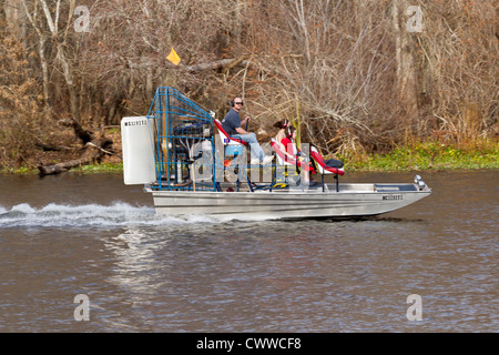 Mann unter Familie auf eine Fahrt mit dem Luftkissenboot im Withlacoochee River in der Nähe von Inverness in Zentral-Florida Stockfoto