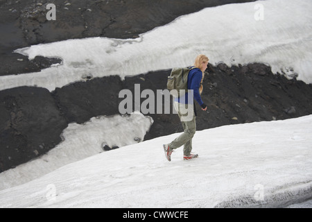 Wanderer zu Fuß auf verschneiten Hang Stockfoto