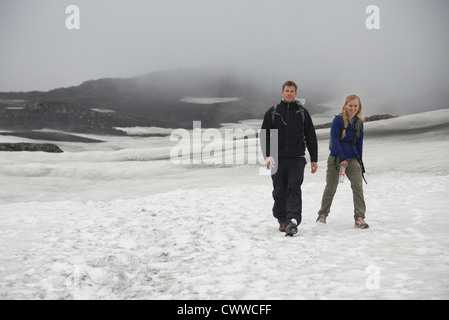 Wanderer zu Fuß in Schneelandschaft Stockfoto