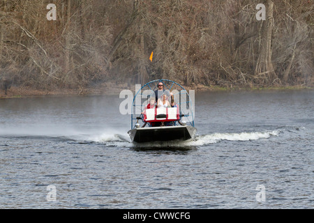 Mann unter Familie auf eine Fahrt mit dem Luftkissenboot im Withlacoochee River in der Nähe von Inverness in Zentral-Florida Stockfoto