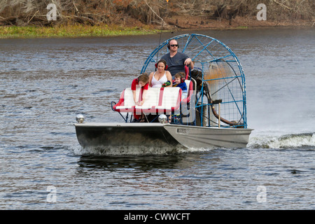 Mann unter Familie auf eine Fahrt mit dem Luftkissenboot im Withlacoochee River in der Nähe von Inverness in Zentral-Florida Stockfoto