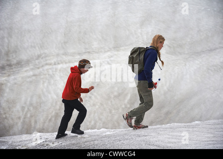 Mutter und Tochter auf verschneiten Hügel Stockfoto